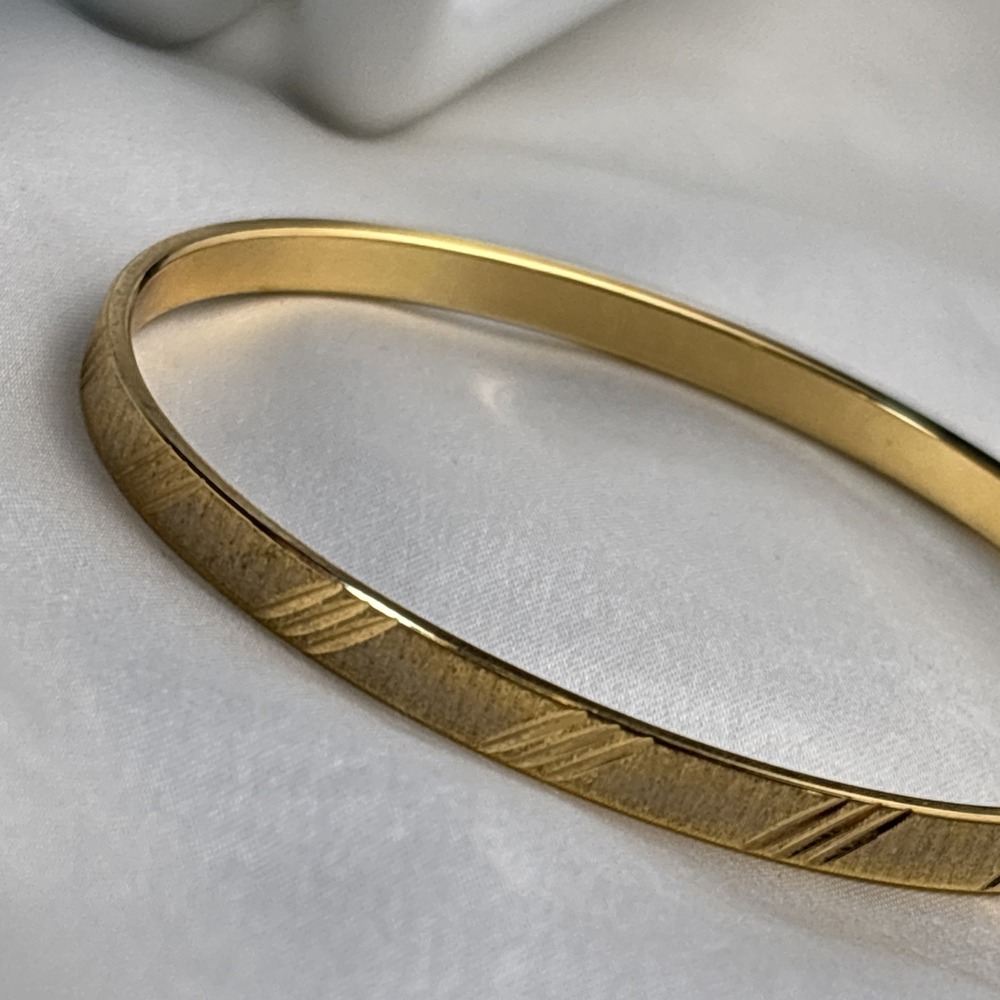 Vintage 80s‎ Monet Diamond Cut Brushed Bangle Gold Tone Bracelet Minimalist - Picture 6 of 11